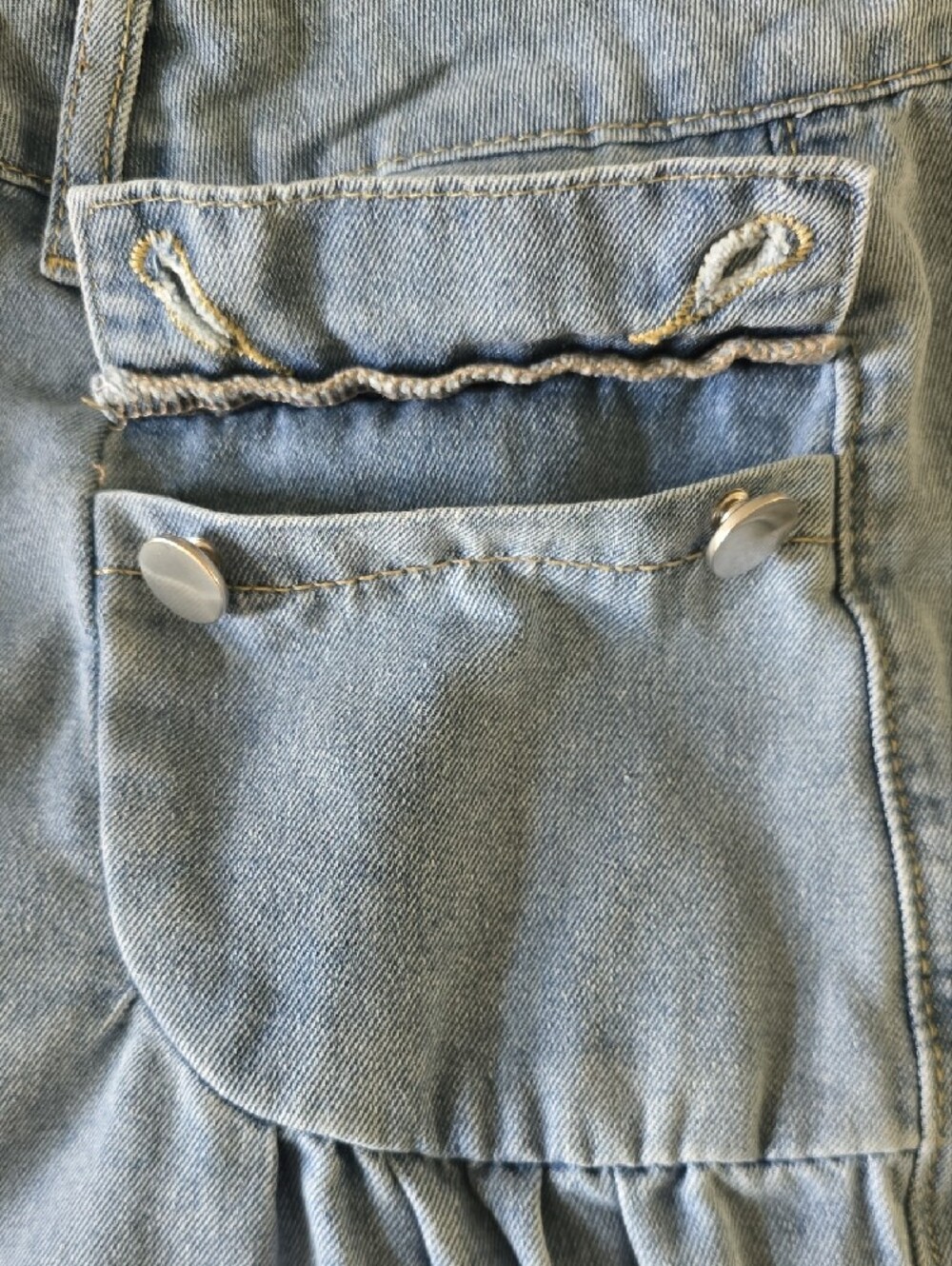 Women's Pleated Front Pocket Wide Leg Jeans - Picture 7 of 8